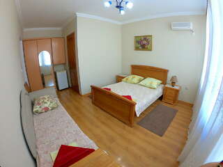 Гостевой дом Олимпийский Кабардинка Трехместный номер с собственной ванной комнатой-1